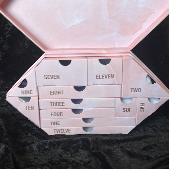 HUDA BEAUTY 12 DAY ADVENT CALENDAR- BNIB - Picture 11 of 13